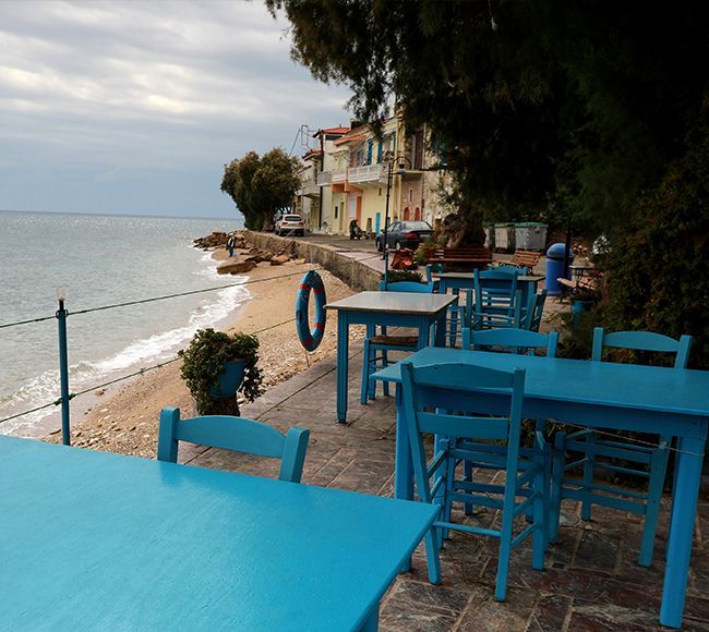 Ο Καταρράκτης είναι ένα παραθαλάσσιο χωριό στην Νότια Χίο με μικρό Λιμάνι και ψαροταβέρνες