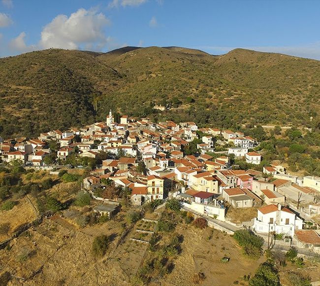 Το γραφικό χωριό Παρπαρία με τα πετρόχτιστα σπίτια