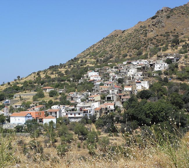 Σκαρφαλωμένο στην πλαγια το χωριό Τρύπες